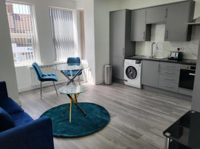 1 Bed Flat, AIRPORT PICK, DROP AVAILABLE Fibre Broadband, New, Washer Dryer, 10 mins from city centre